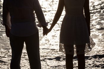 Hochzeitsfotograf Thailand-Koh Lanta Scherenschnitt am Meer Detail Haende