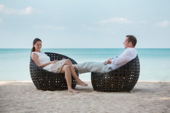 Hochzeitsfotograf Thailand-Koh Lanta Paarshooting Sessel am Strand