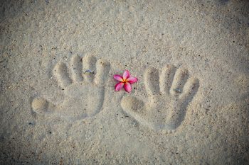 Hochzeitsfotograf Thailand-Phi Phi Island Handabdruecke im Sand
